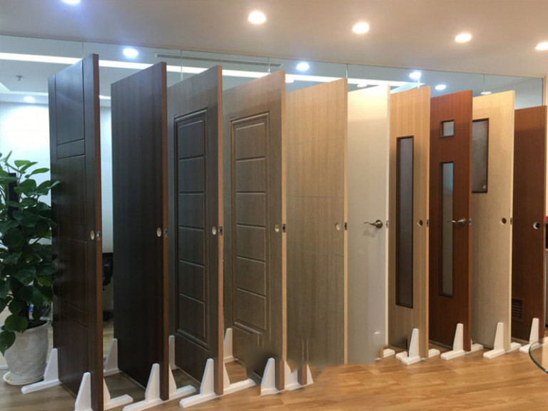 Hai cánh cửa nhựa ABS màu trắng với thiết kế hiện đại, lắp đặt trong không gian văn phòng hoặc phòng ngủ, mang lại giá trị thẩm mỹ cao.