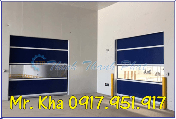 Hệ thống cửa cuốn nhựa tốc độ cao màu xanh lắp đặt trong khu vực sản xuất