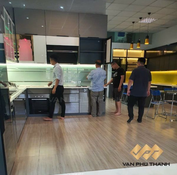 Khách hàng tìm hiểu về cửa tủ bếp bằng nhựa tại showroom NNM GROUP