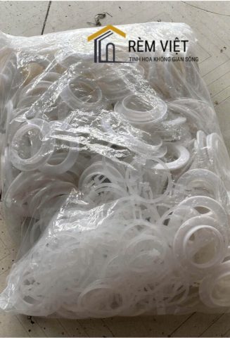 Khoen nhựa treo rèm cửa màu trắng trên thanh treo rèm