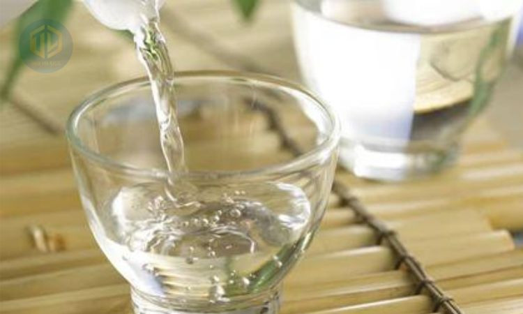 Khử mùi dép nhựa bằng giấm trắng