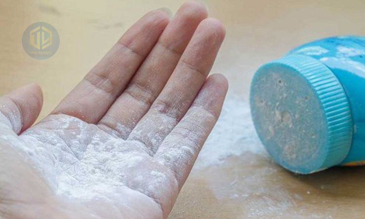 Khử mùi hôi dép nhựa với phấn rôm trẻ em