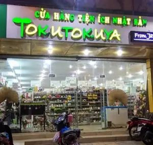 Khu vực trưng bày sản phẩm nhựa tại cửa hàng TOKUTOKUYA, thu hút đông đảo khách hàng