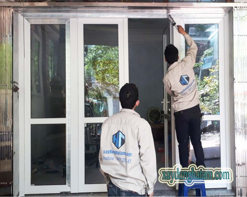 Kiểm tra và điều chỉnh bản lề 3D trên cửa nhựa lõi thép.
