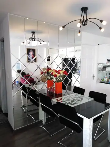 Kính Trang Trí Phòng Ngủ: Hướng Dẫn Chọn Và Bố Trí Hoàn Hảo