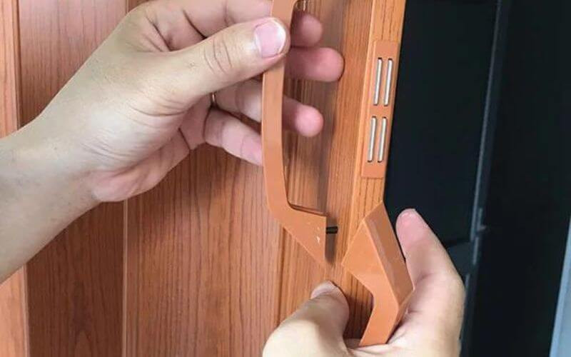 Lắp đặt chốt và tay nắm cửa nhựa xếp nhà vệ sinh