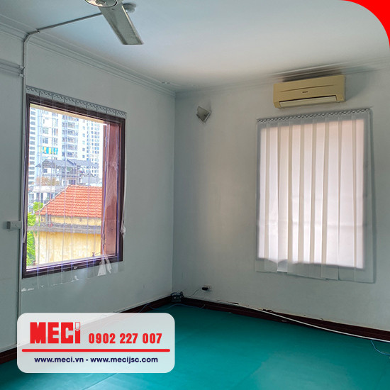 Lắp đặt rèm cửa nhựa dẻo tại cửa sổ hiệu quả