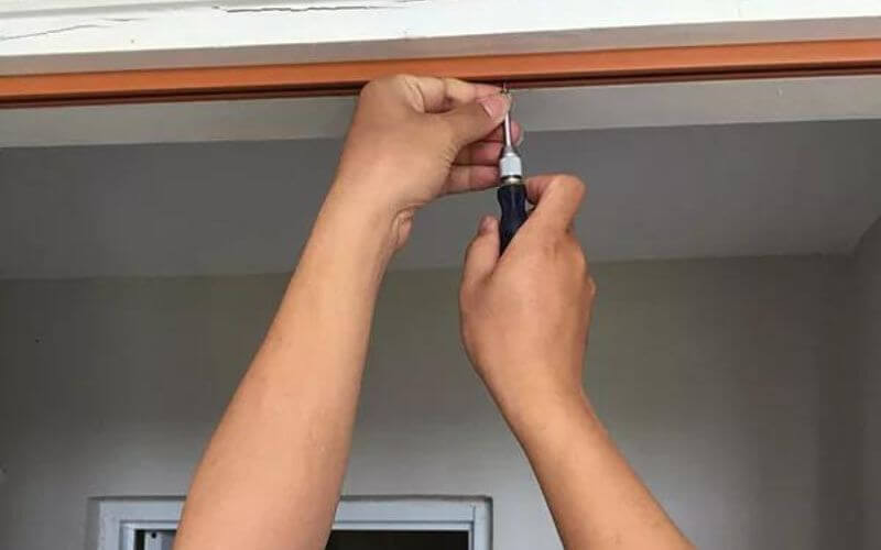 Lắp đặt thanh ray cho cửa nhựa xếp nhà vệ sinh