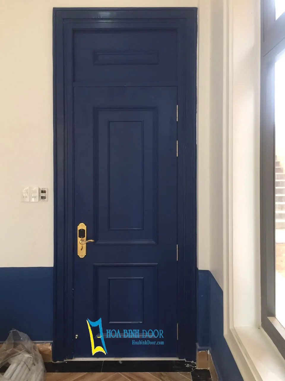 Mẫu cửa nhựa composite đẹp mang phong cách cổ điển với các họa tiết chạm khắc tinh xảo