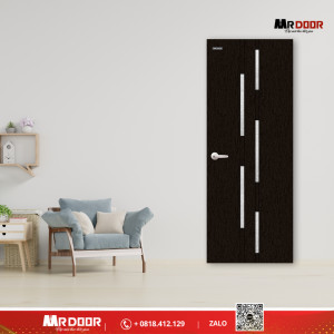 Mẫu cửa nhựa composite hiện đại màu gỗ tự nhiên, mang lại vẻ đẹp sang trọng và bền bỉ cho ngôi nhà ở Ninh Thuận