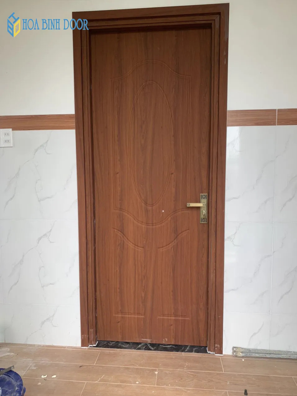 Mẫu cửa nhựa Composite hiện đại với thiết kế phẳng