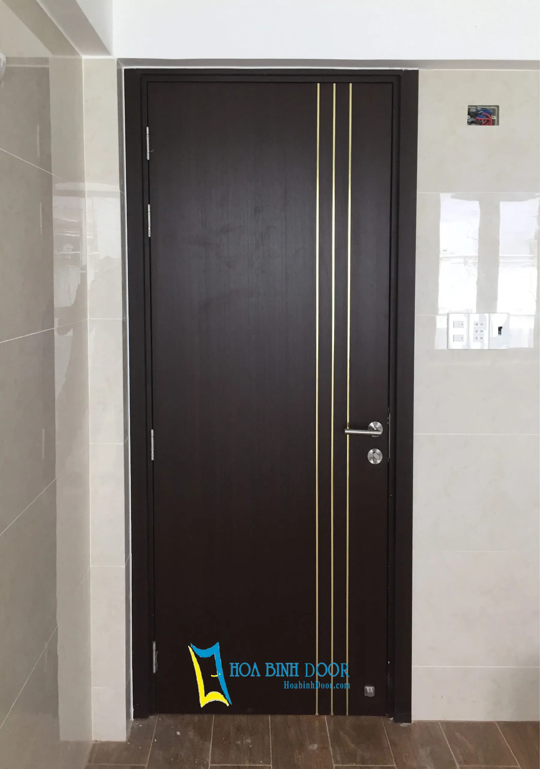 Mẫu cửa nhựa Composite phủ vân gỗ hiện đại