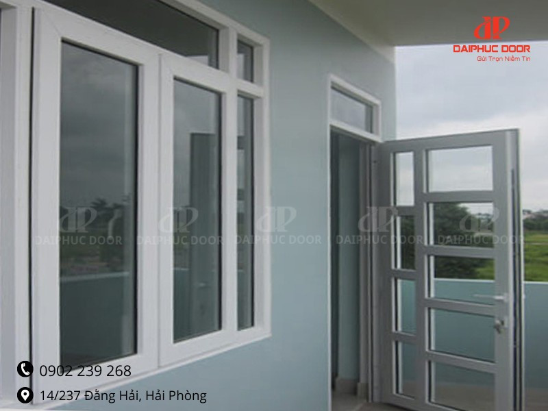 Mẫu cửa nhựa lõi thép Hải Phòng màu trắng hiện đại, phù hợp với nhiều phong cách kiến trúc