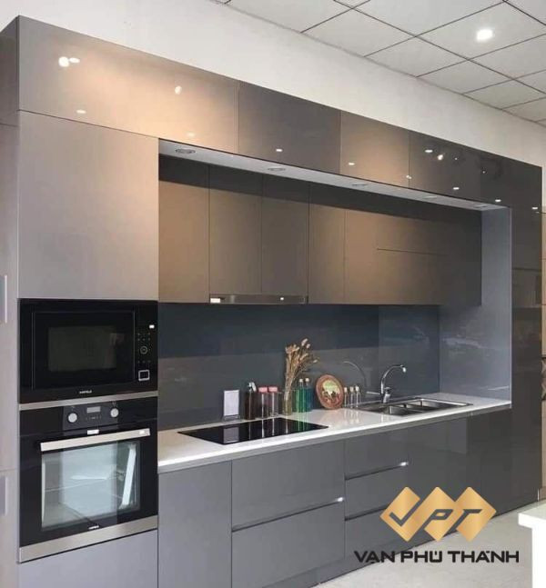 Mẫu cửa tủ bếp nhựa Acrylic bóng gương, mang lại vẻ đẹp hiện đại và dễ dàng vệ sinh cho nhà bếp