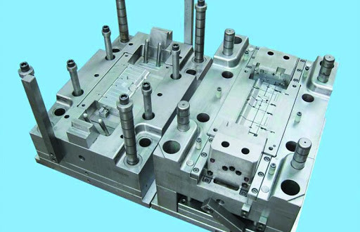 Minh họa một khuôn ép nhựa sử dụng hệ thống chốt ngang xử lý các chi tiết mặt bên phức tạp