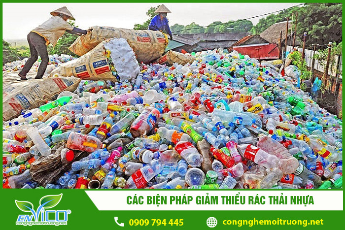 Người phụ nữ sử dụng túi vải thân thiện môi trường, giảm thiểu rác thải nhựa