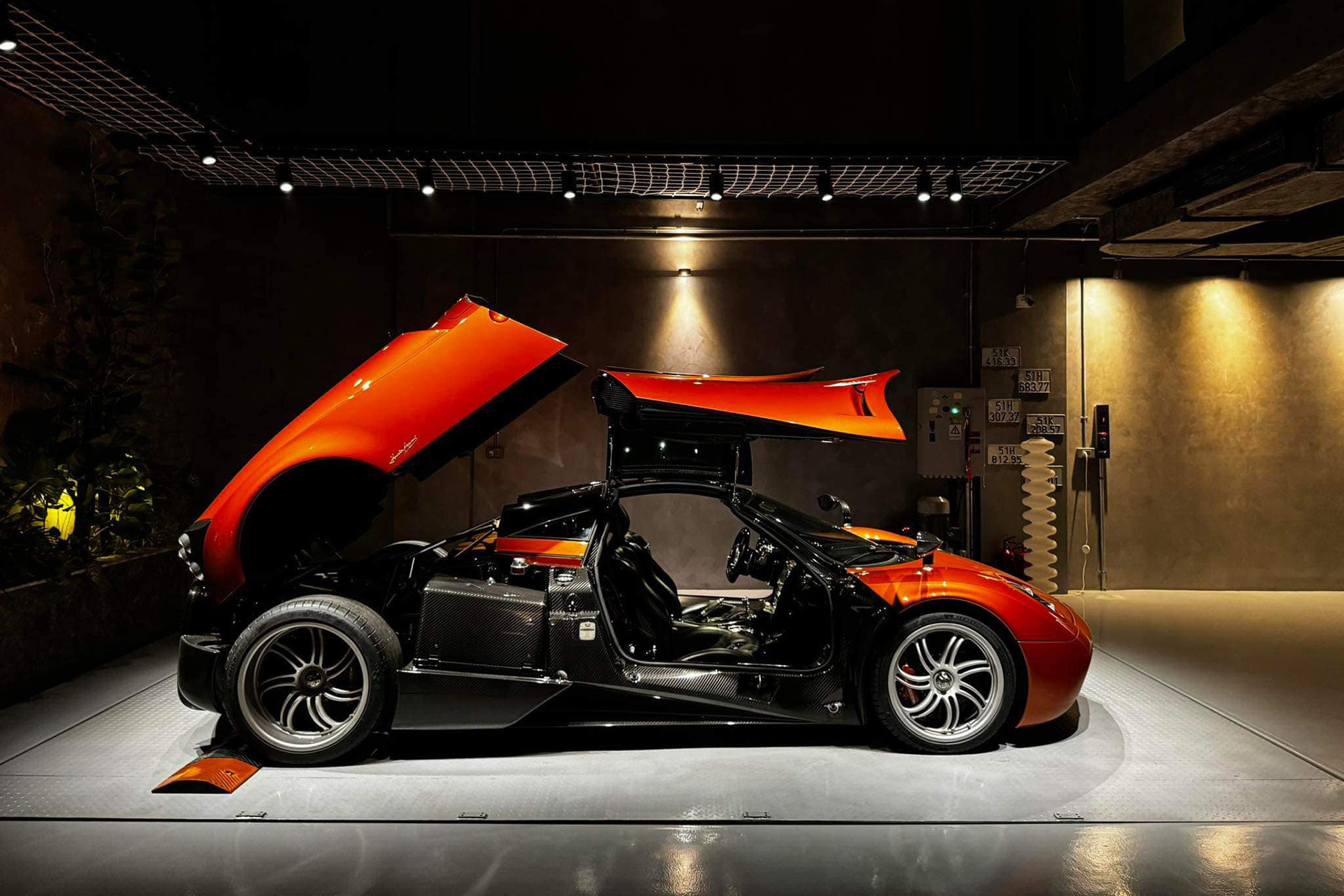 Nội thất và chi tiết chế tác thủ công tinh xảo của Pagani Huayra