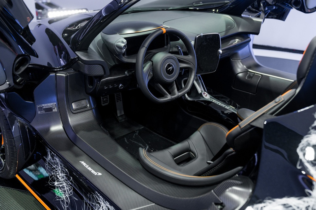 Phía sau của McLaren Elva, mẫu siêu xe của Minh Nhựa với cấu trúc sợi carbon siêu nhẹ, thể hiện thiết kế khí động học.