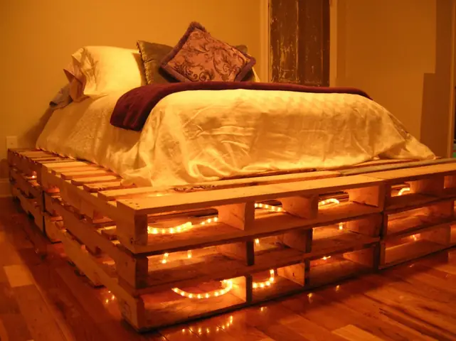 3. Trang trí phòng ngủ bằng gỗ pallet và đèn led 3. Trang trí phòng ngủ bằng gỗ pallet và đèn led