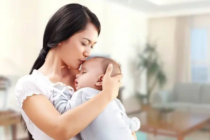 2. Tại sao trẻ sơ sinh đòi bế khi ngủ?