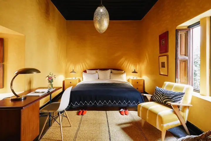 phòng ngủ màu vàng cam