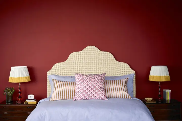 Có nên chọn màu đỏ cho phòng ngủ? Ý nghĩa phòng ngủ màu đỏ
