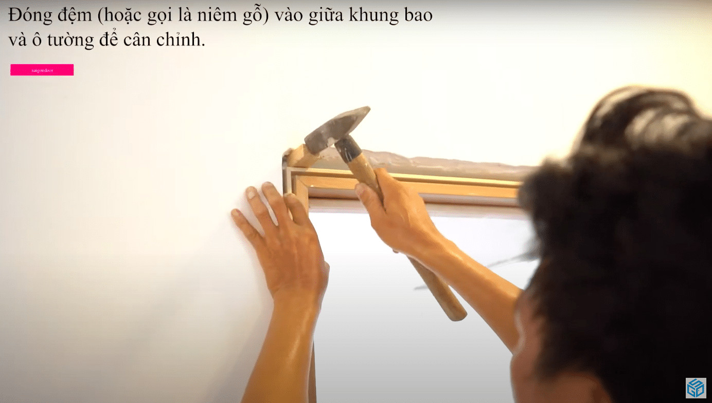 Quy trình đóng đệm để căn chỉnh cửa gỗ nhựa composite