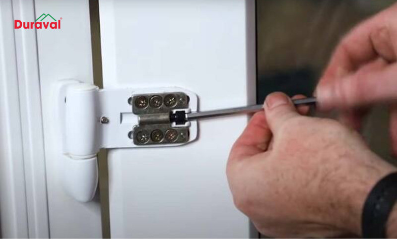 Quy trình tháo bản lề cửa nhựa lõi thép để thay thế mới