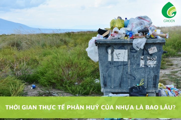 Rác thải nhựa tràn lan trên bờ biển, biểu tượng cho thời gian phân hủy của rác thải nhựa và tác động môi trường.