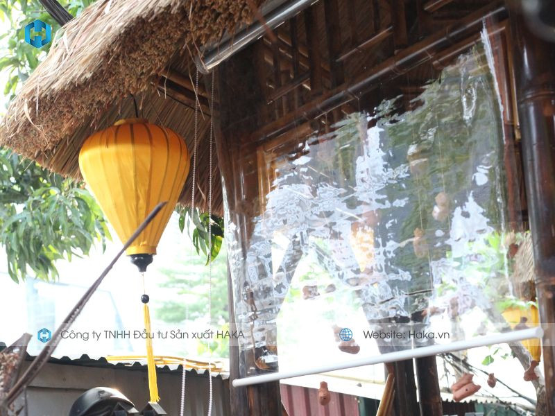 rèm cửa bằng nhựa trong suốt tạo không gian mở cho quán cà phê
