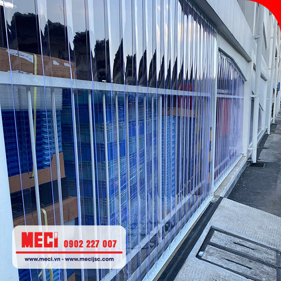 Rèm cửa nhựa dẻo xanh trong ngăn bụi bẩn và ô nhiễm