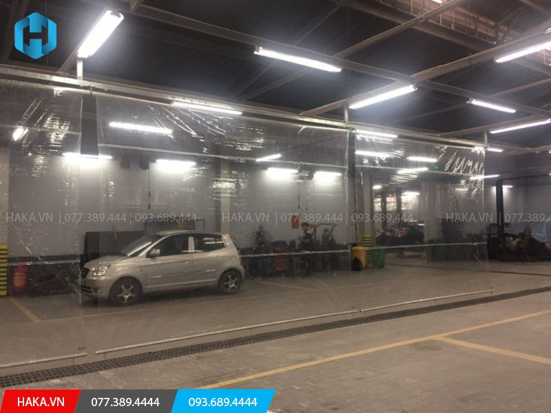 rèm cuốn nhựa PVC trong suốt ngăn bụi tại khu vực sản xuất