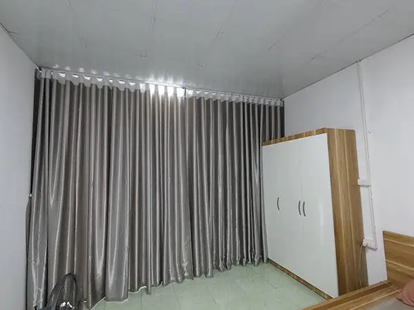 Ưu điểm giữa rèm vải ngăn phòng ngủ với vách ngăn