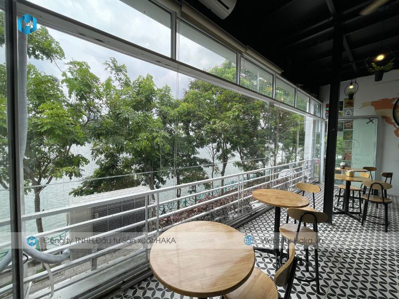 rèm nhựa trong suốt mang lại không gian mở và bảo vệ