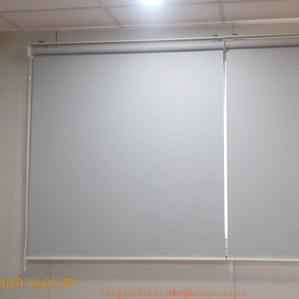 Sắc trắng nhẹ nhàng của mành nhựa che cửa sổ