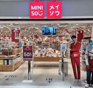 Sản phẩm nhựa gia dụng với thiết kế tối giản, hiện đại tại cửa hàng MINISO