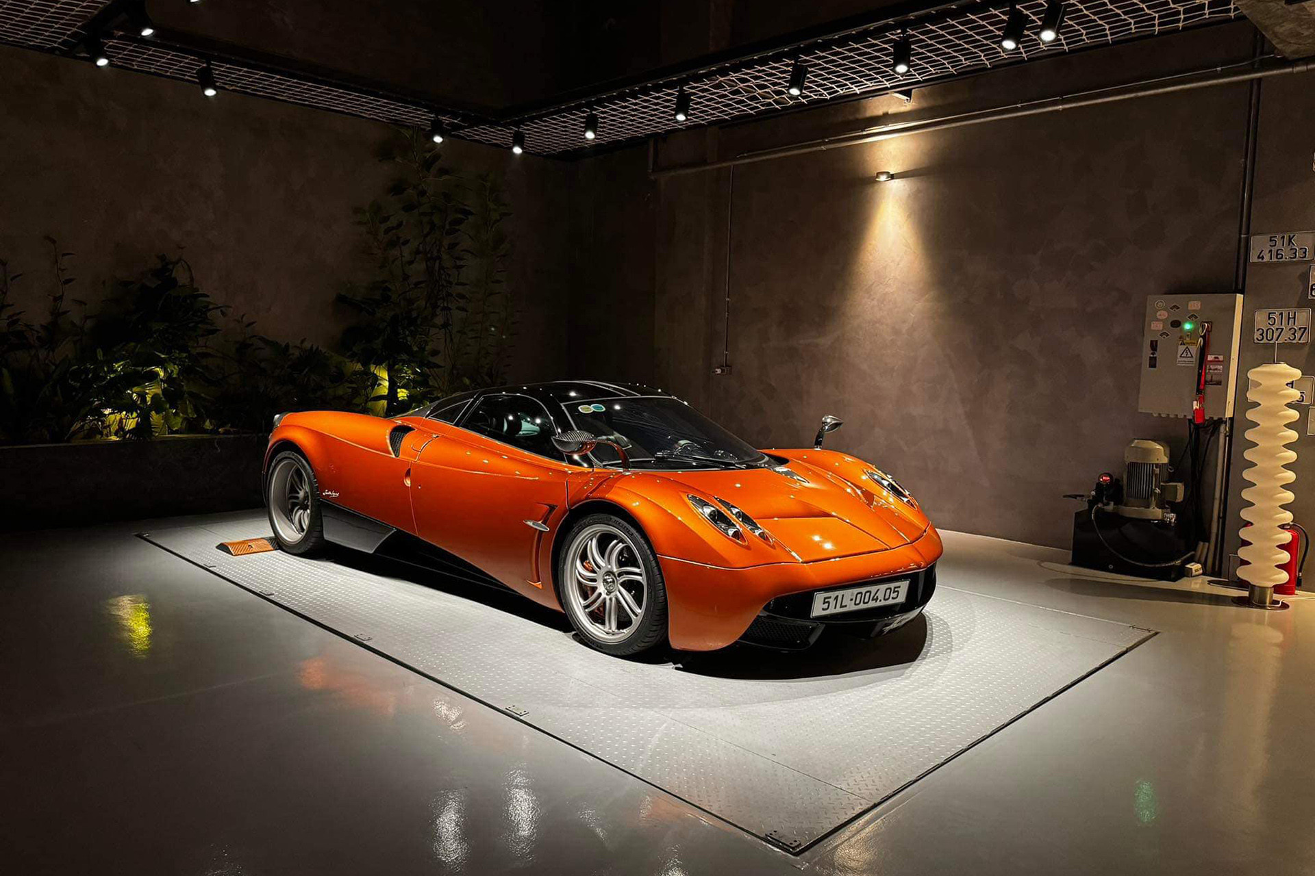siêu xe Pagani Huayra độc nhất Việt Nam trong không gian garage sang trọng