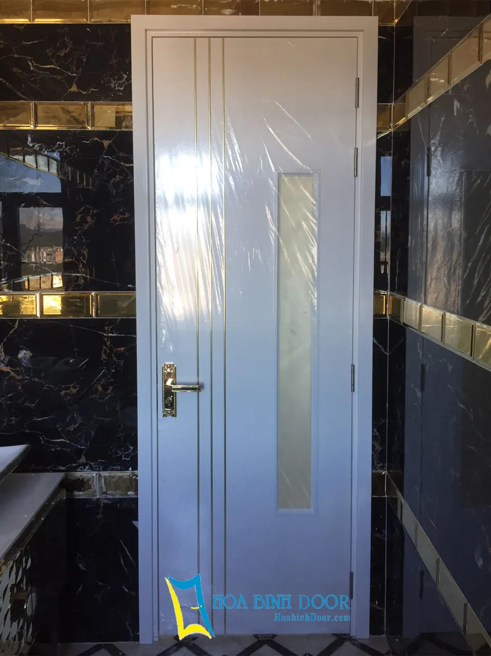 Sơ đồ cấu tạo của cửa nhựa composite, thể hiện các lớp vật liệu bền chắc