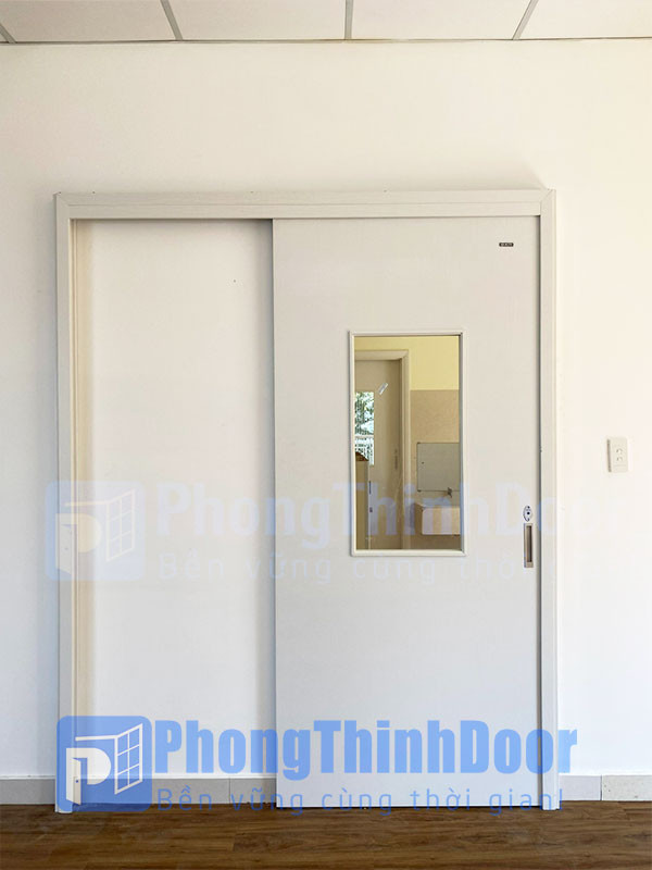 Thi công cửa lùa bằng nhựa giả gỗ cho không gian nhà vệ sinh, mang lại vẻ đẹp tự nhiên và tiện lợi