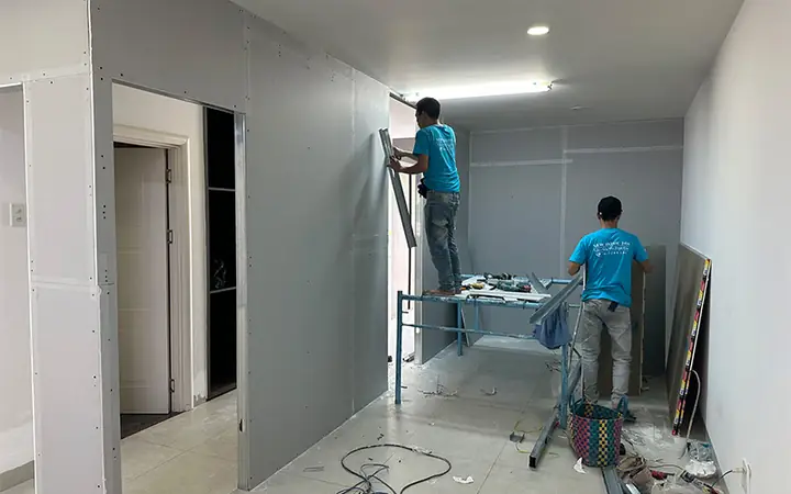 Thi công vách ngăn phòng ngủ bằng gỗ: Lựa chọn và quy trình