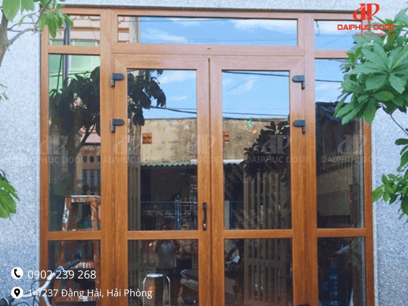 Thiết kế cửa nhựa lõi thép phối vân gỗ và kính cường lực, tối ưu về thẩm mỹ và độ bền cho ngôi nhà hiện đại