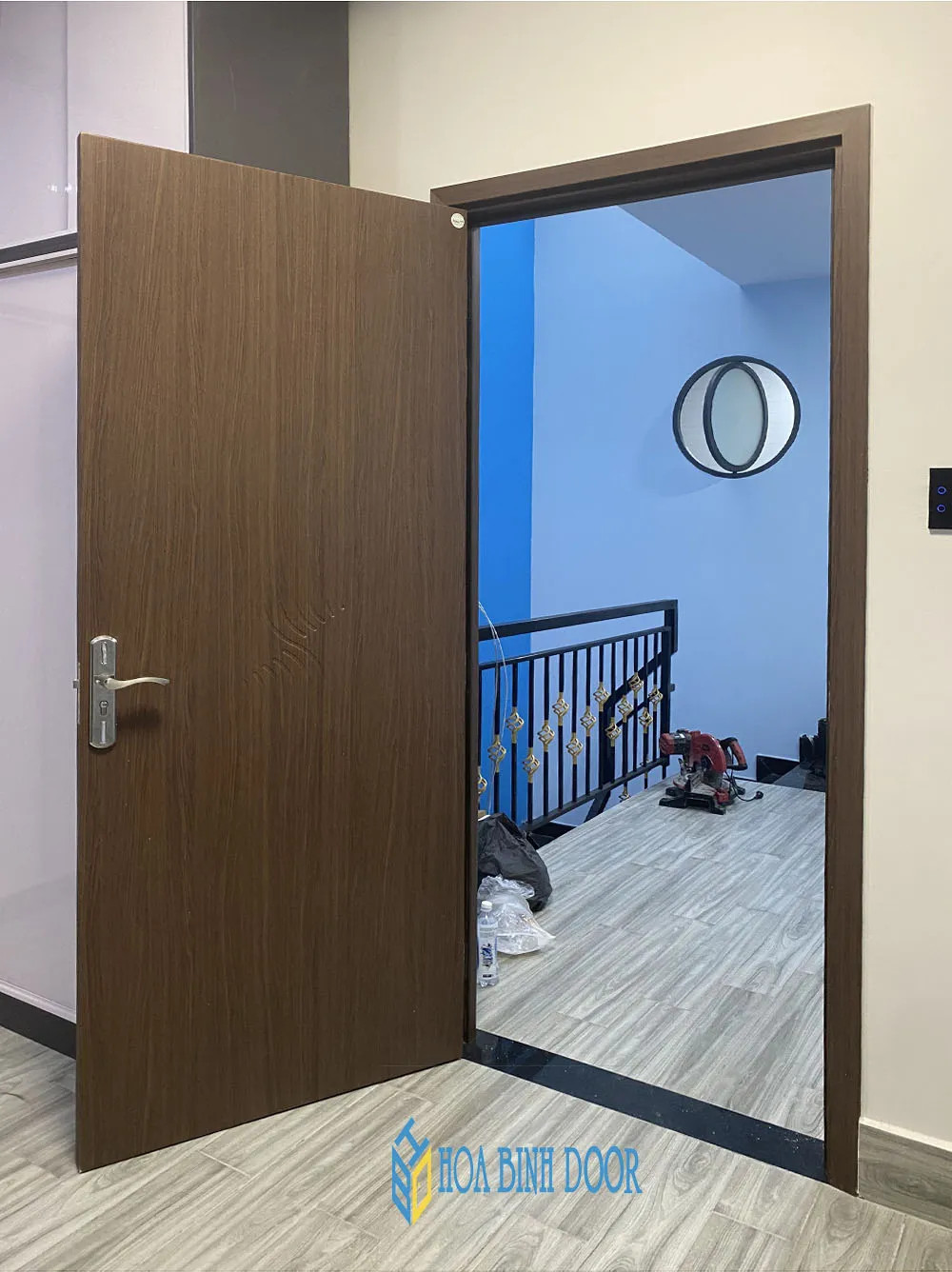 Thiết kế cửa nhựa với ô kính mờ, tăng cường ánh sáng và sự riêng tư tại Đà Nẵng