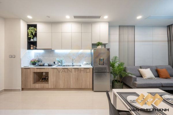 Thiết kế cửa tủ bếp nhựa Laminate vân gỗ ấm áp, kết hợp hài hòa với không gian bếp tối giản