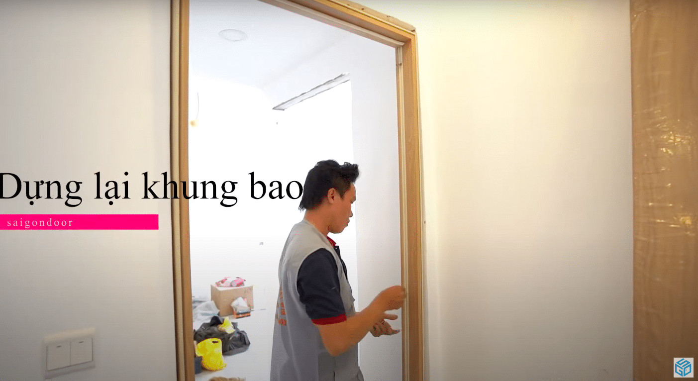 Thực hiện lắp đặt khung bao cửa gỗ nhựa composite vào tường