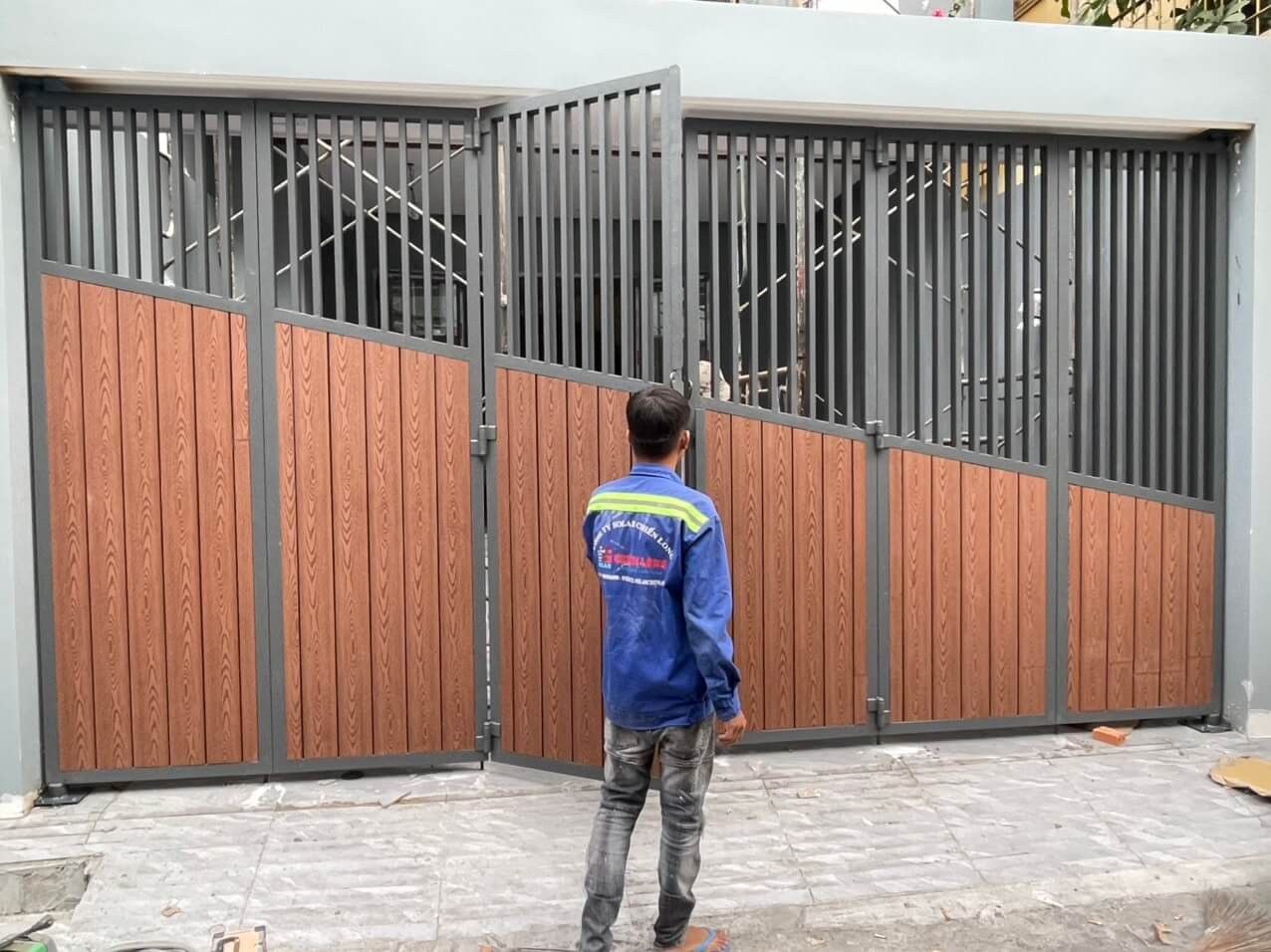 Tổng quan cửa cổng sắt ốp nhựa giả gỗ