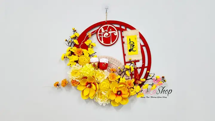 3. Trang trí cửa sổ phòng với vòng hoa Tết 3. Trang trí cửa sổ phòng với vòng hoa Tết