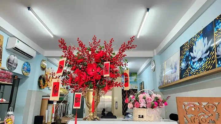 8. Trang trí phòng ngủ với bình hoa tươi 8. Trang trí phòng ngủ với bình hoa tươi