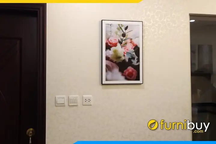 Chung cu treo tranh canvas hoa hong giua 2 buong ngu