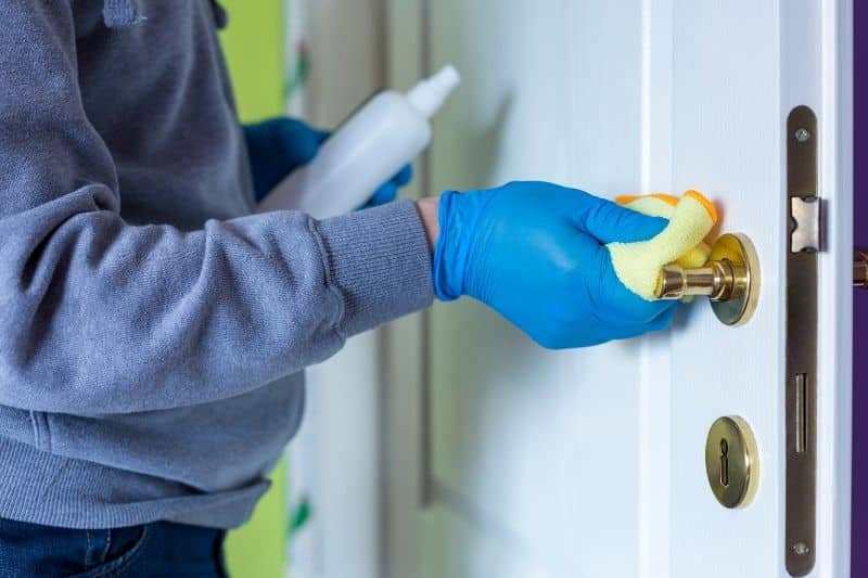 Tránh va chạm mạnh vào cửa nhựa composite WC để không làm hỏng bề mặt nhựa