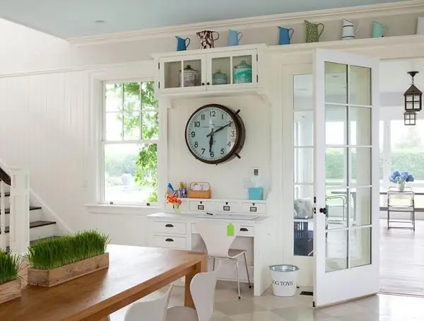 Có nên treo đồng hồ đối diện cửa phòng ngủ không?